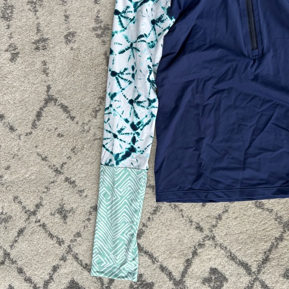 Carve Designs rash guard in XS - Picture 4 of 5